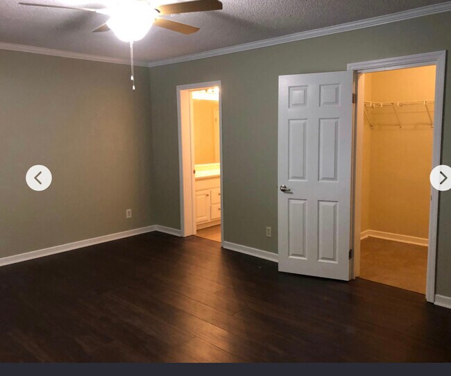 Main bathroom and walk in closet - 124 Kent St