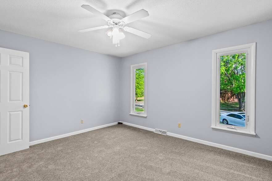 Building Photo - 204 Saxon Dr