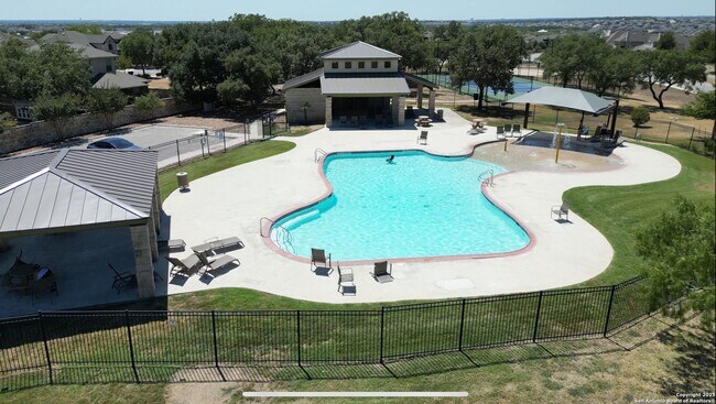 Building Photo - Welcome home to 621 Cavan!