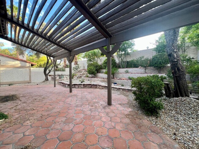 Building Photo - Hidden gem in the heart of Las Vegas