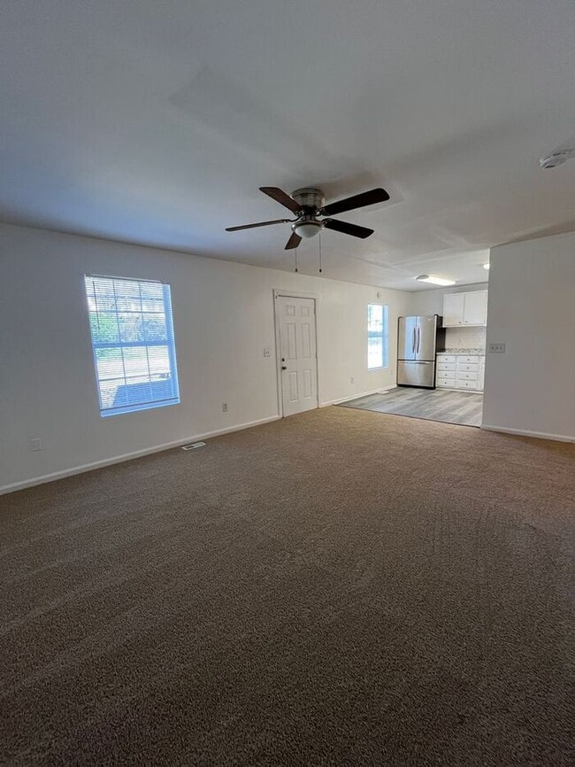 Building Photo - Spacious 4-Bedroom Duplex with Modern Amen...