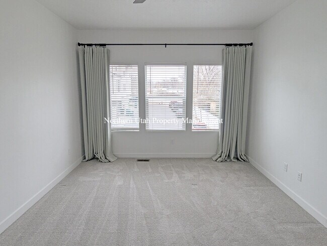 Building Photo - Newer 2 Bed 3 Bath Townhome