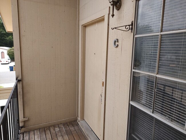 Building Photo - 1302 Hollow Creek Dr
