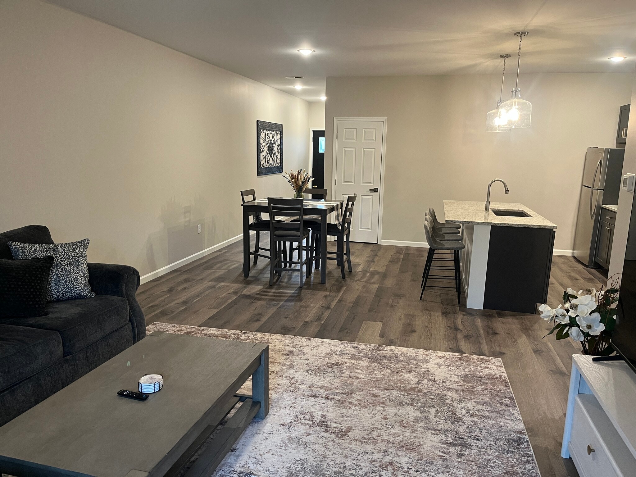 Building Photo - 2104 Community Ln