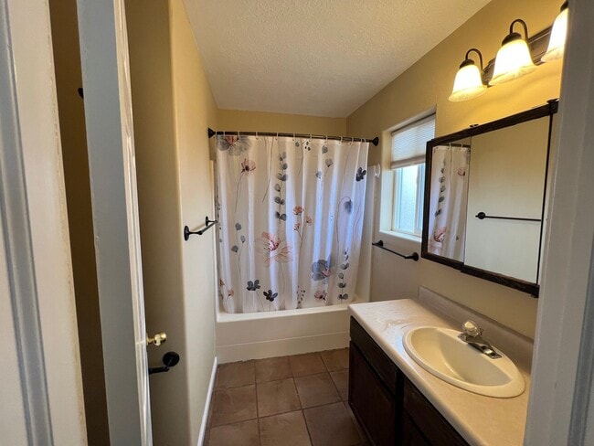 Building Photo - **Move-In Discount!** 3 Bedroom 2 bath with Garage