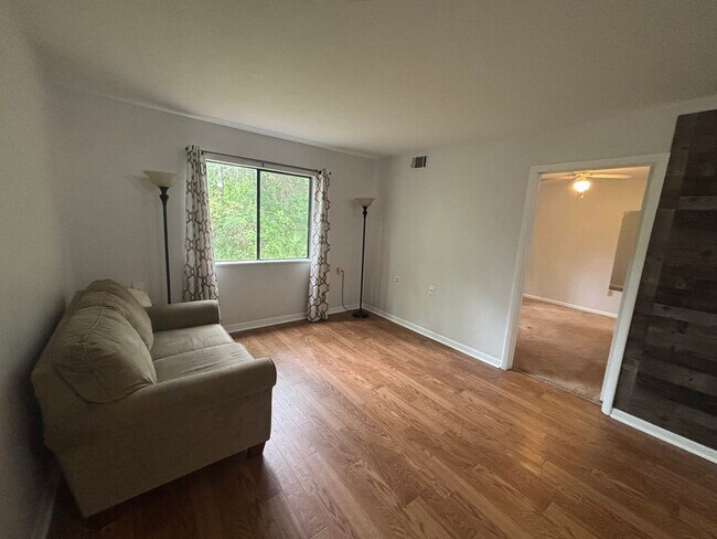 Building Photo - Newly renovated FIRST floor 2/2 - Will go fast
