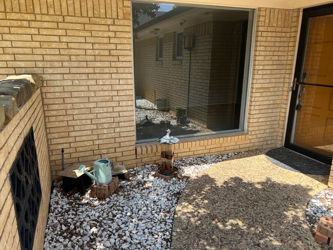 Building Photo - 1821 E Cedar Elm Dr
