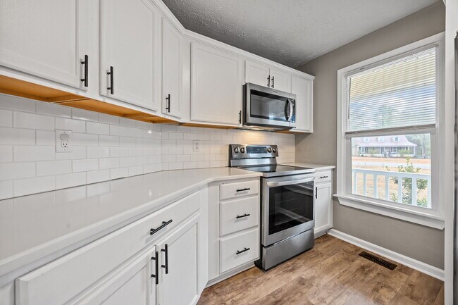 Building Photo - 38 Hallmark Dr