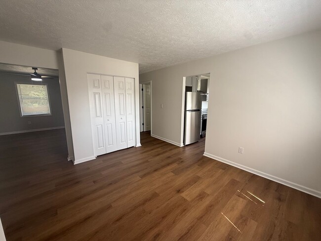 Building Photo - 449 Woodview Dr