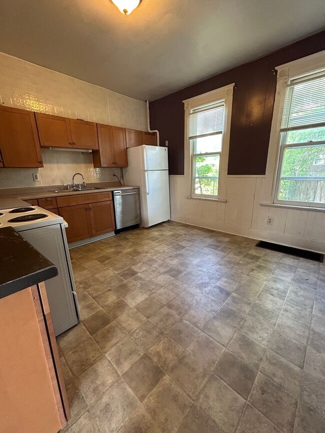 Building Photo - Large Five Bedroom House