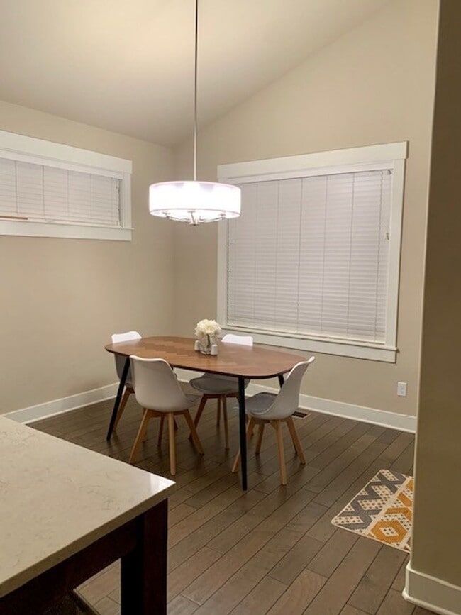 Building Photo - Beautiful 3 Bed/3 Bath Single Level Home i...