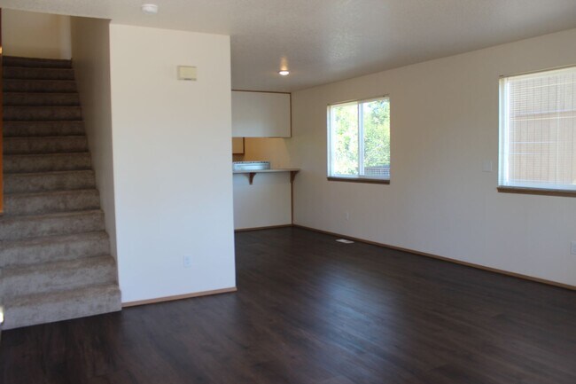 Building Photo - 3 bedroom, 2 1/2 bath home in quiet Scappoose neighborhood near parks