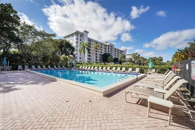 Building Photo - 2601 S Palm Aire Dr