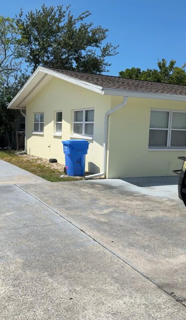 Building Photo - Spacious 2 Bedroom