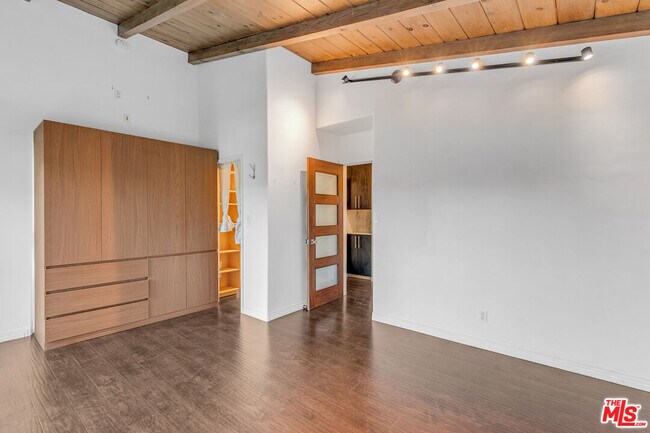 Building Photo - 3476 Troy Dr