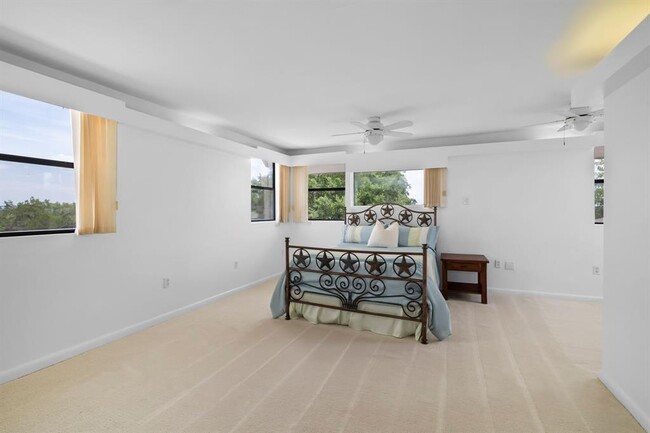 Building Photo - 3935 Lago Vista Dr