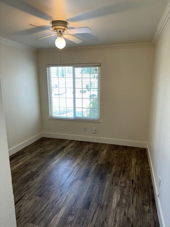 Building Photo - Wonderful 4 bedroom single story with sola...