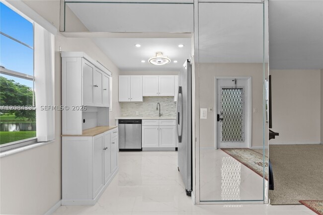 Building Photo - 523 Fanshaw N