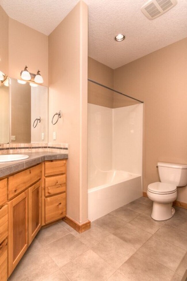 Building Photo - Award-winning, custom-built home in the highly-desired Cascade View Estates