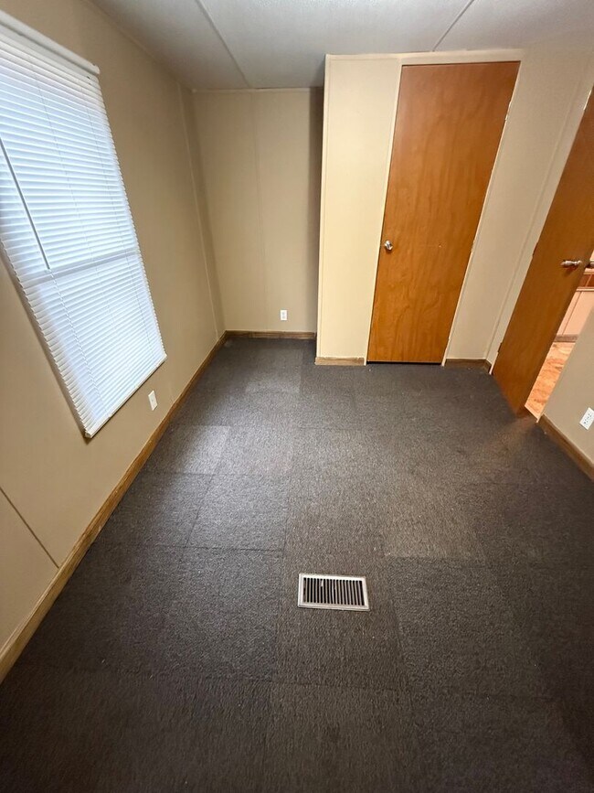 Building Photo - Mobile Home For Rent