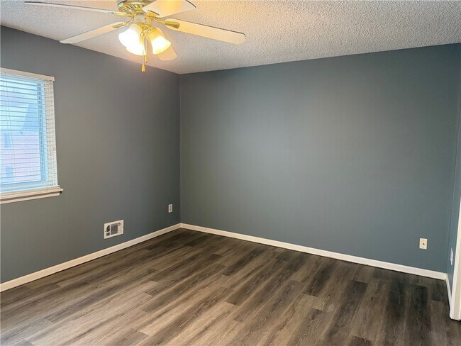 Building Photo - 553 French Rd