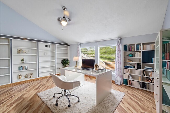 Building Photo - 707 Center Hill Dr