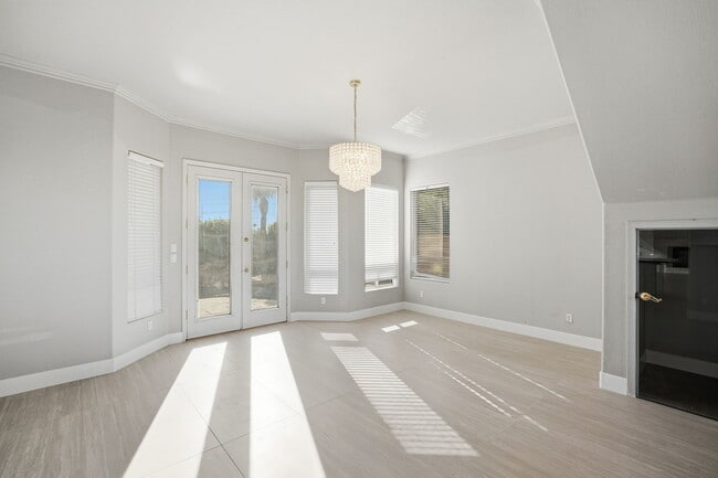 Building Photo - 1425 W Commerce Ave