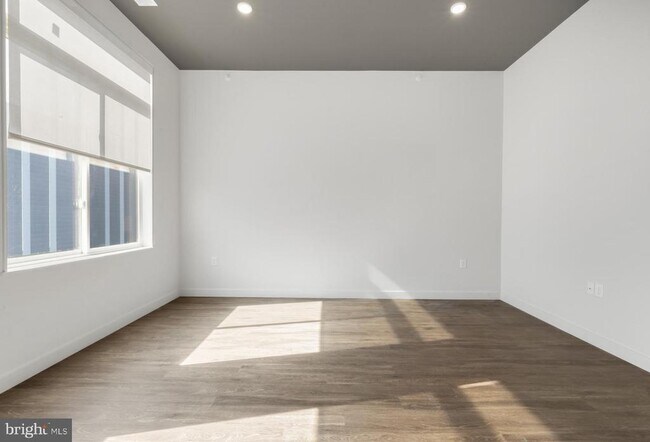 Building Photo - 525 N 41st St
