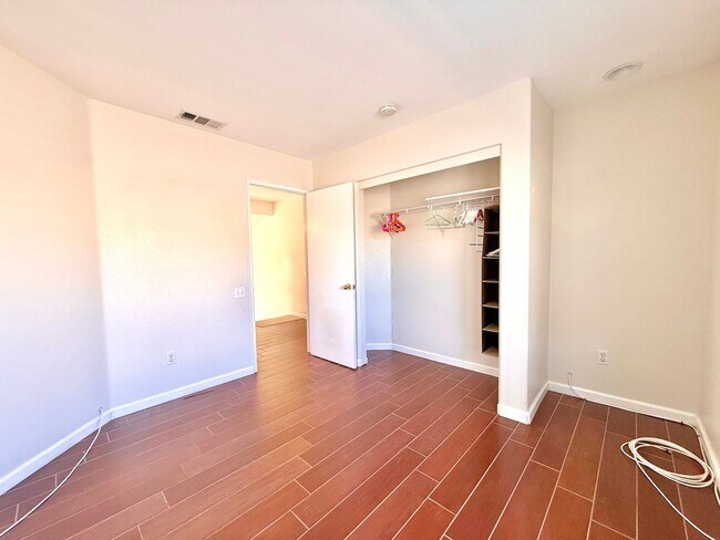 Building Photo - Two Story Four Bedroom home for lease in Jurupa Valley $3,395