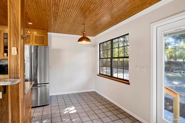 Building Photo - 525 Lakewood Rd