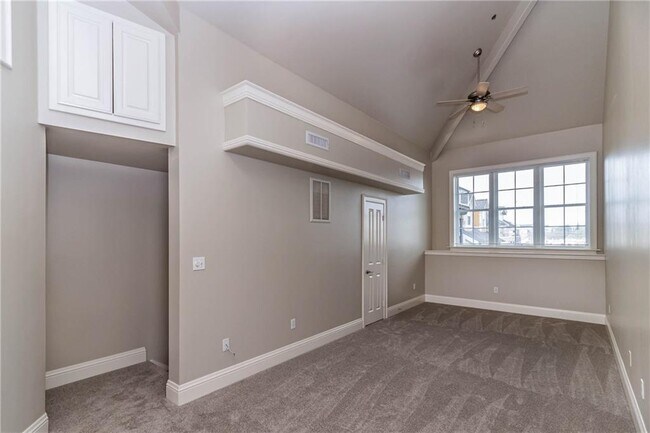 Building Photo - 211 Thompson Ave