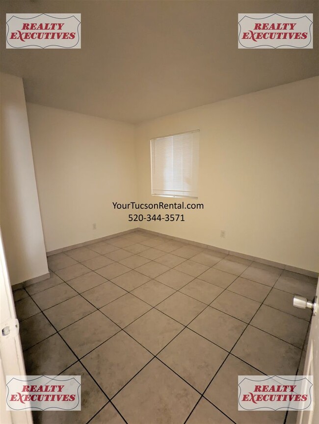 Building Photo - 3/1 with AC and a garage in Midvale Park Near Drexel Rd & Oak Tree Dr