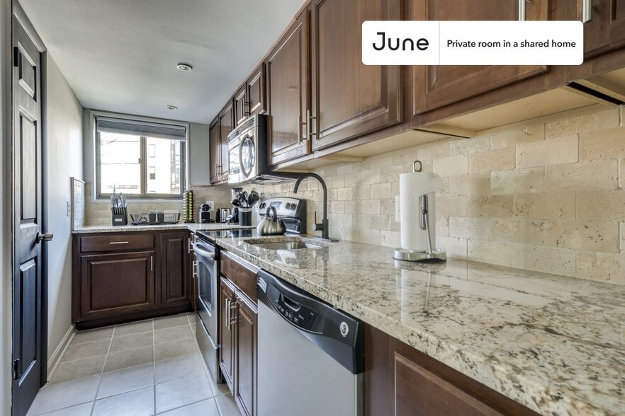 Building Photo - Room in Shared 5 bed/2.5 bath home in H Street