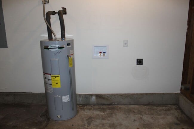 Building Photo - 3 bedroom 1 bath home in Hillsboro near Max line