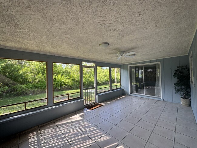 Building Photo - 927 Lemon Bay Dr