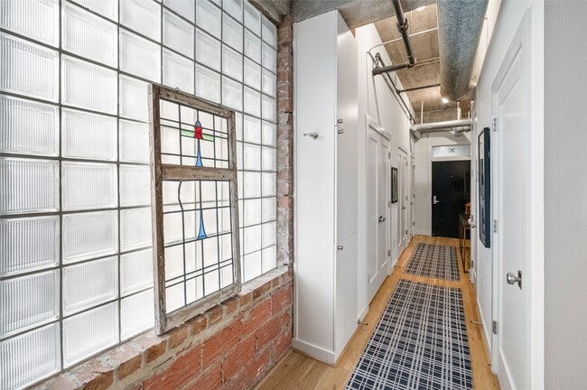 Building Photo - 204 Travis St