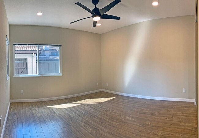 Building Photo - Beautifully Updated 2 Bedroom, 2 Bathroom ...