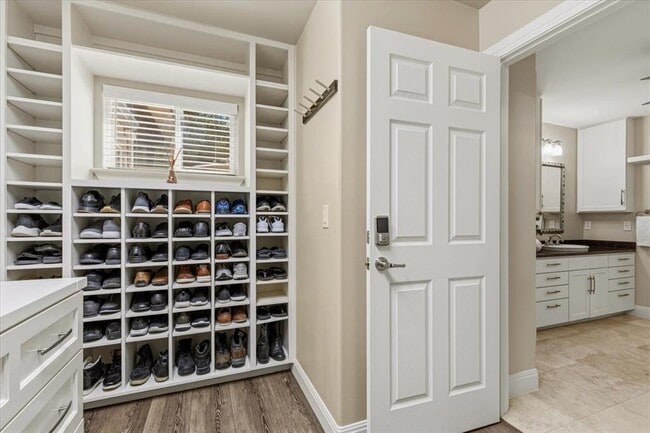 Building Photo - 25207 Lakeview Dr