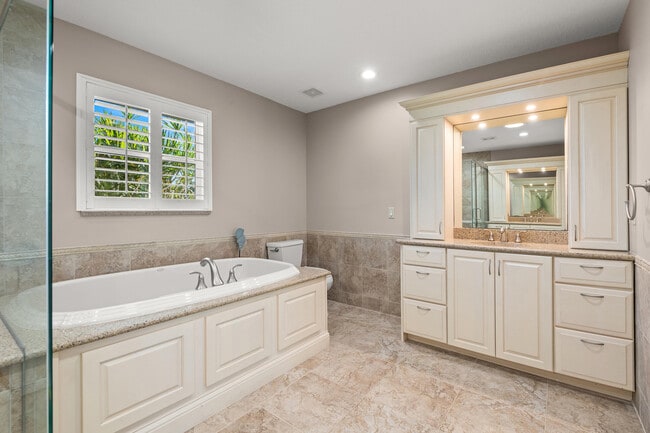 Building Photo - 762 SE River Ln