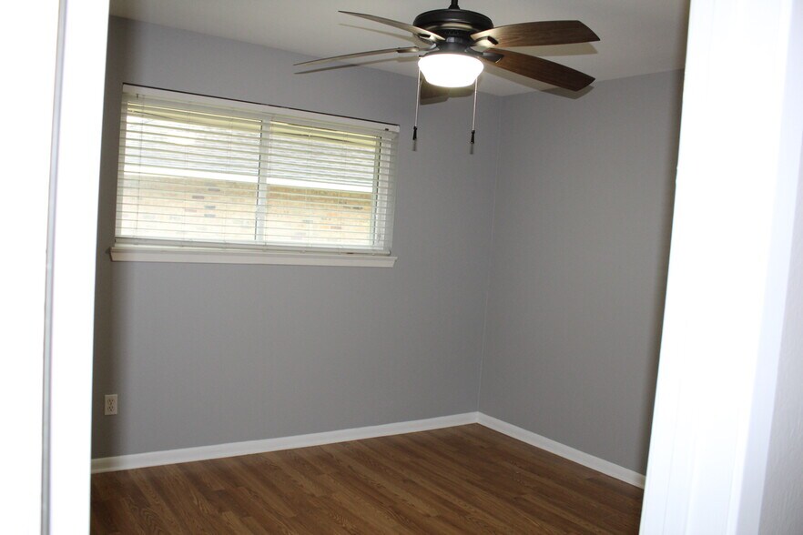 Building Photo - 2491 Donald Dr