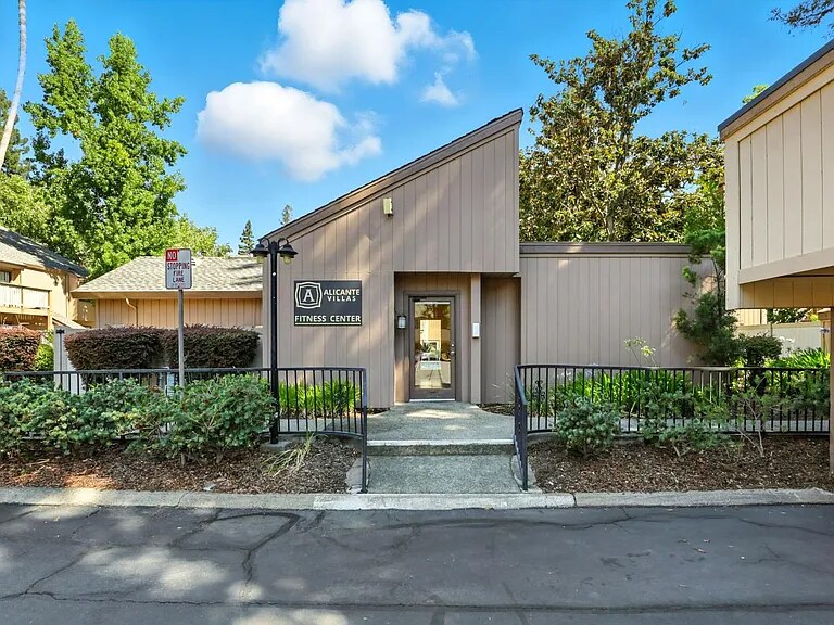 Building Photo - 535 Woodside Oaks