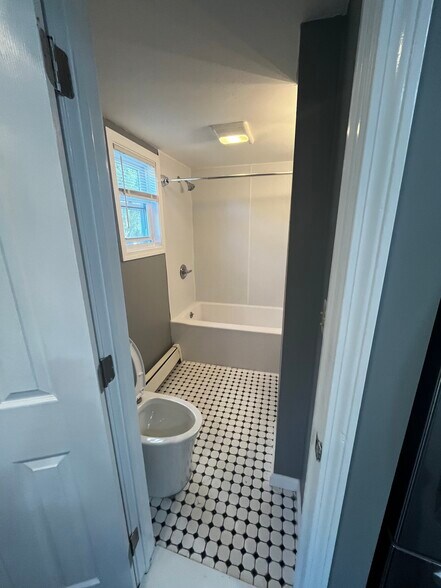 Building Photo - 84 W Main St