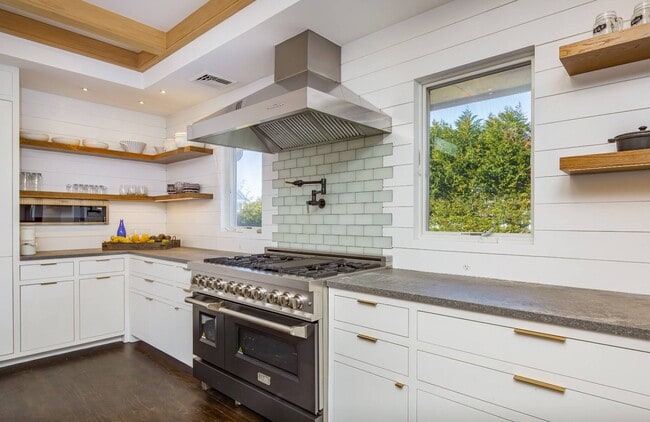 Building Photo - 89 Pantigo Rd