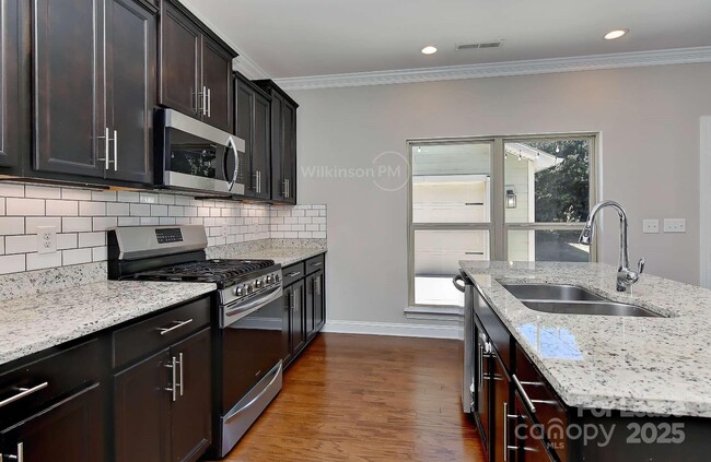 Building Photo - 8765 Aspinwall Dr