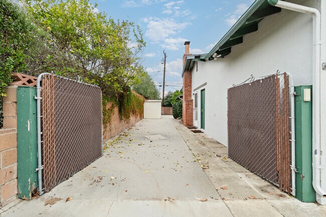 Building Photo - 5651 N Bryn Mawr St