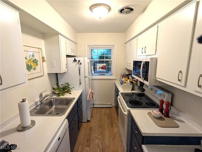 Building Photo - 14 E Carriage Dr