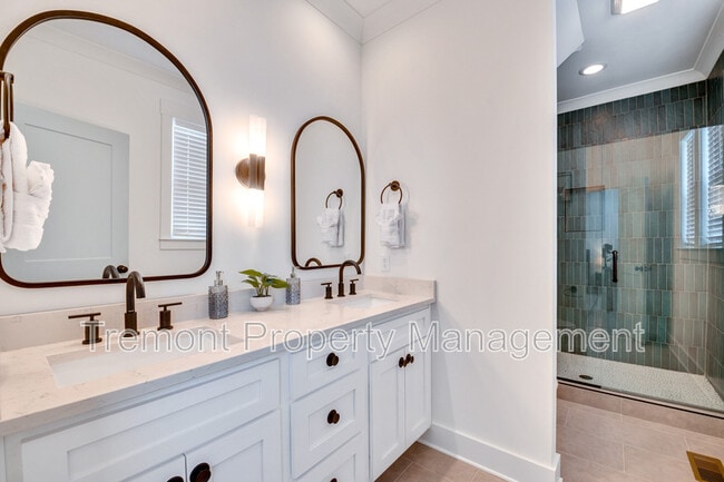 Building Photo - 1017 E 14th St