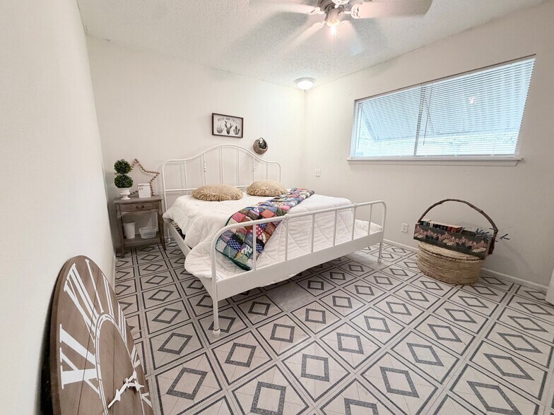 Building Photo - 7418 Meadow Cliff St