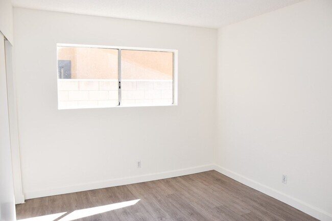 Building Photo - Cypress (125-127) South