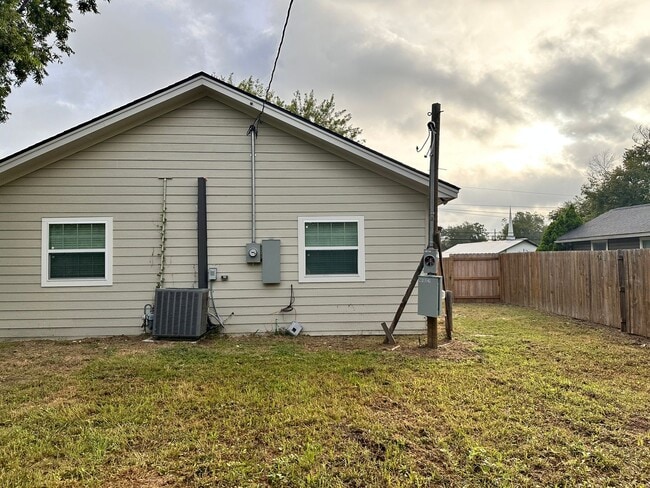 Building Photo - 3 Bed House Close to Historical Downtown Bryan